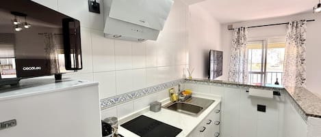 Kühlschrank, Mikrowelle, Ofen, Wasserkocher mit Kaffee-/Teezubehör