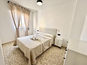 2 bedrooms, iron/ironing board, bed sheets - Sousa Chipiona by Staycare (Chipiona)