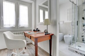 Dusche, Haartrockner, Bidet, Handtücher