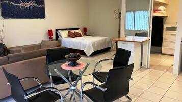 1 habitación, escritorio, tabla de planchar con plancha y wifi