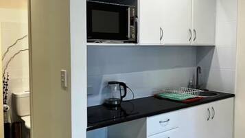 Refrigerador, microondas, parrilla de estufa y tetera eléctrica