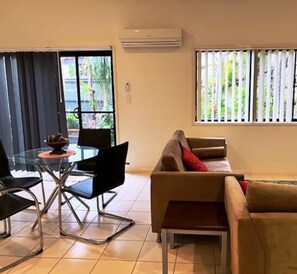 Smart TV, books - Private Studio Retreat (Highland Park)