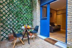 تناول الطعام بالخارج