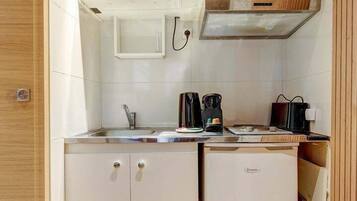 Kühlschrank, Mikrowelle, Wasserkocher mit Kaffee-/Teezubehör, Toaster