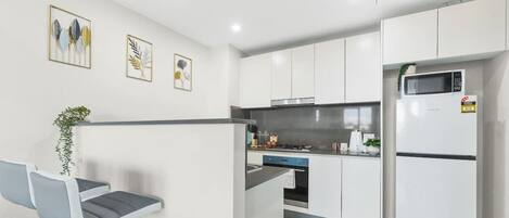 Fridge, oven, stovetop, dishwasher
