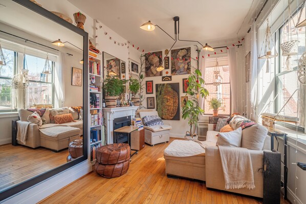 تلفزيون ذكي، مدفأة، كُتُب