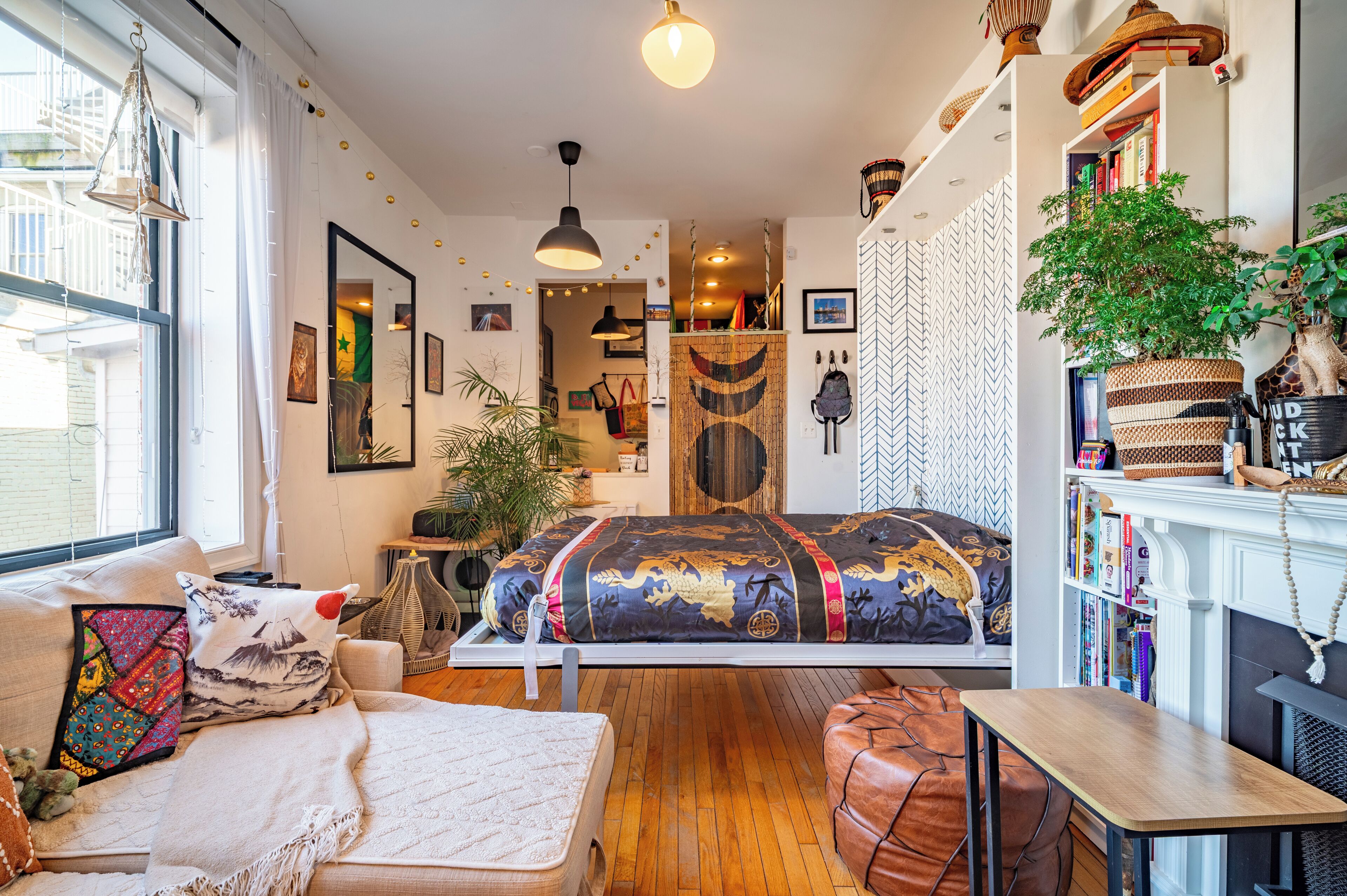 Escritorio, tabla de planchar con plancha, wifi gratis y ropa de cama 