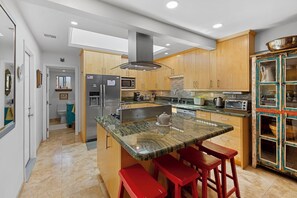 Réfrigérateur, four à micro-ondes, un four, surface de cuisson