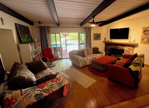 Smart TV, fireplace
