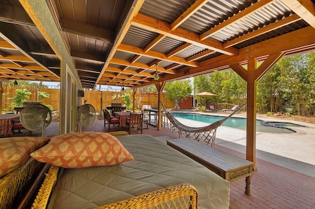 Outdoor dining. Amazing 3 Bedroom with pool and spa 8 mins from La Jolla