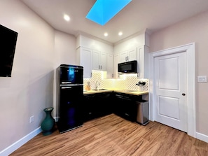 Fridge, microwave, oven, stovetop - Charming 1 & 1/2 bedroom cottage in urban oasis, nested in central Los Angeles (Los Angeles)