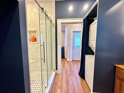 Charming 1 & 1/2 bedroom cottage in urban oasis, nested in central Los Angeles