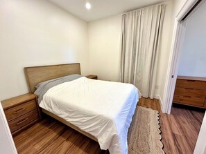 1 habitación, escritorio, tabla de planchar con plancha y wifi