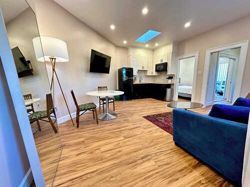 Charming 1 & 1/2 bedroom cottage in urban oasis, nested in central Los Angeles