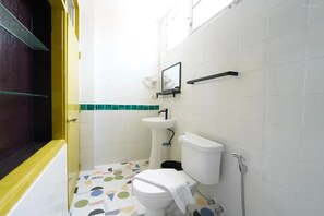 Superior Double Room Single Use | Bathroom | Shower, free toiletries, hair dryer, towels - Happy Live Quest Hotel  (Bangkok)