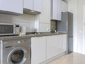 ثلاجة، ميكروويف، ماكينة لصنع القهوة/الشاي، محمصة خبز