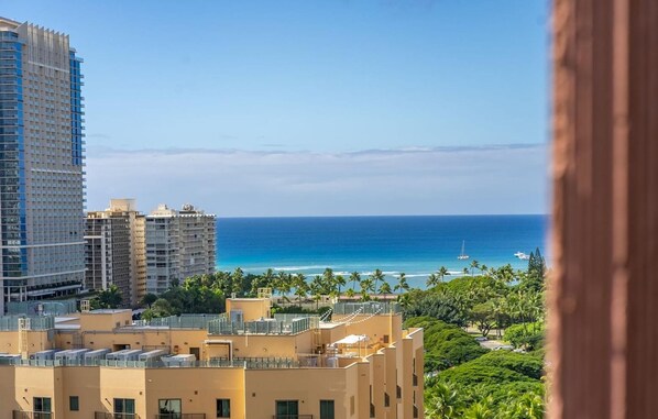 View from property - High Floor Ocean View Wyndham Waikiki Resort (Honolulu)