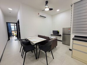 Chambre classique double, 2 chambres, salle de bain attenante, vue sur la ville | Repas dans la chambre