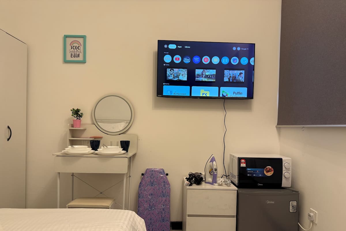Design Studio Suite, 1 Queen Bed, Non Smoking, Air conditioning