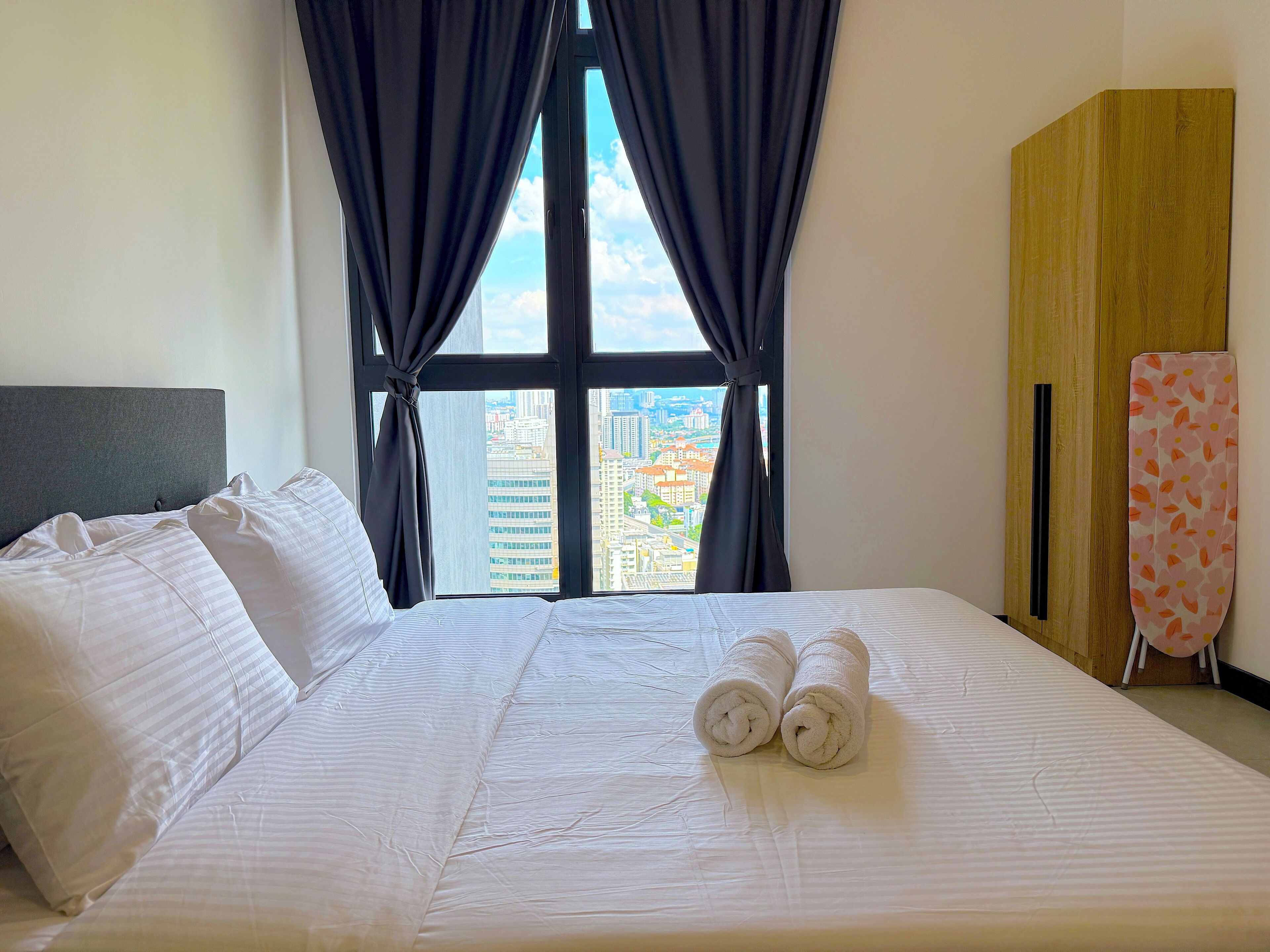 エリート シングルルーム 2 ベッドルーム エンスイート シティビュー | ピロートップベッド、客室ごとに異なる装飾、客室ごとに異なるインテリア、アイロン / アイロン台