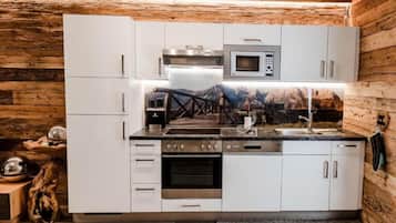 Kühlschrank, Mikrowelle, Ofen, Herdplatte