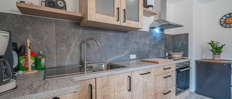 Fridge, oven, stovetop, coffee/tea maker