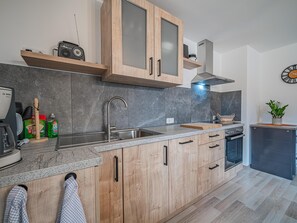 Fridge, oven, stovetop, coffee/tea maker