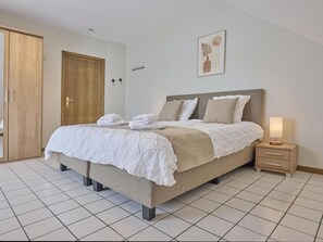 4 bedrooms, iron/ironing board, Internet