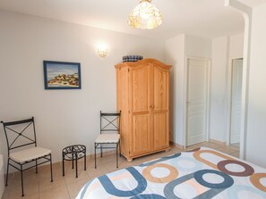 1 bedroom, iron/ironing board, internet