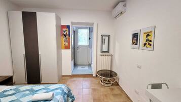 1 bedroom, bed sheets