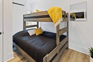 2 habitaciones, tabla de planchar con plancha, wifi y ropa de cama 