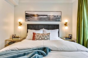 4 bedrooms, iron/ironing board, WiFi, bed sheets - Trendy Glam Oasis | near T (Boston)