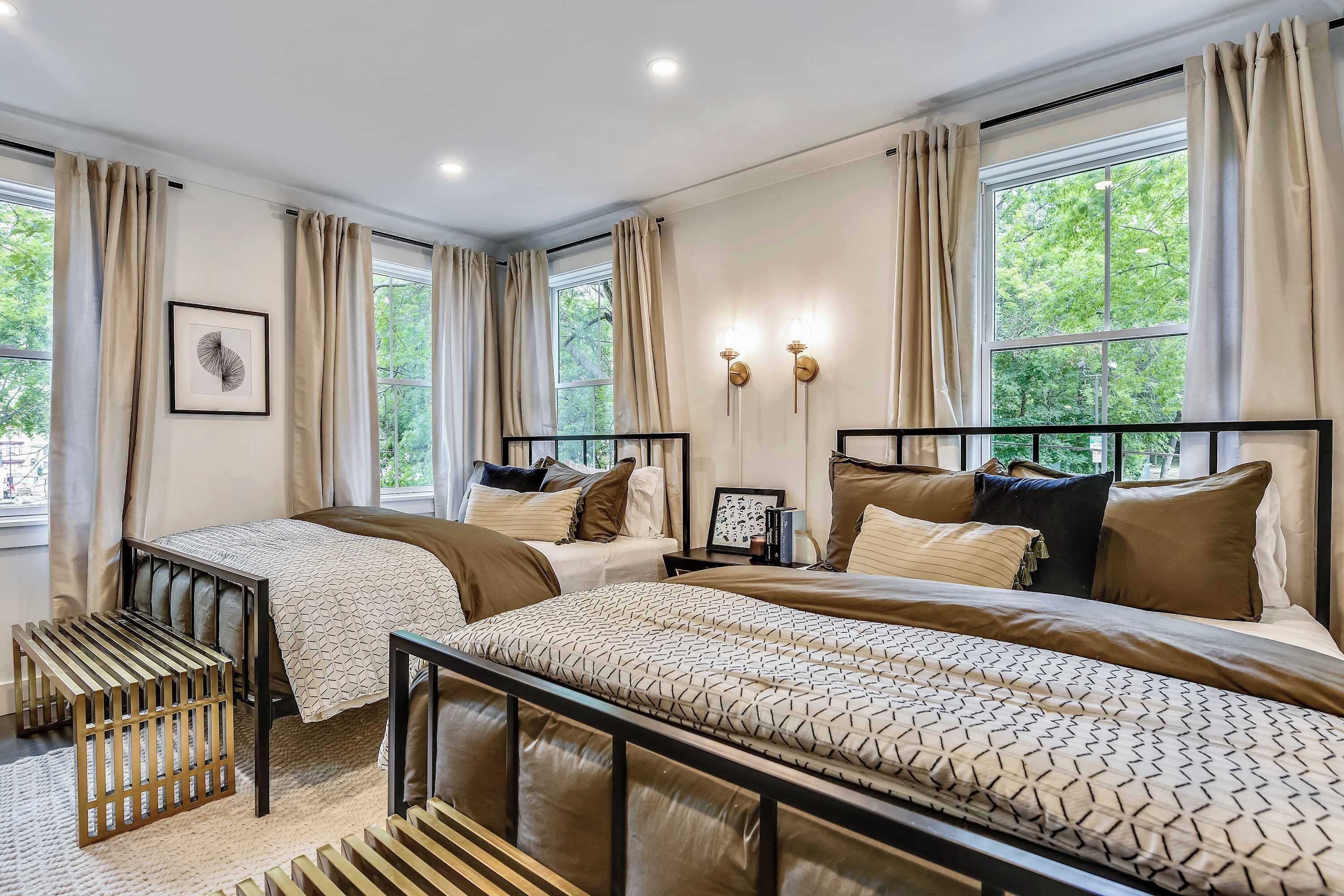 4 bedrooms, iron/ironing board, WiFi, bed sheets