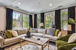 Unclassified image, 4 of 32, button