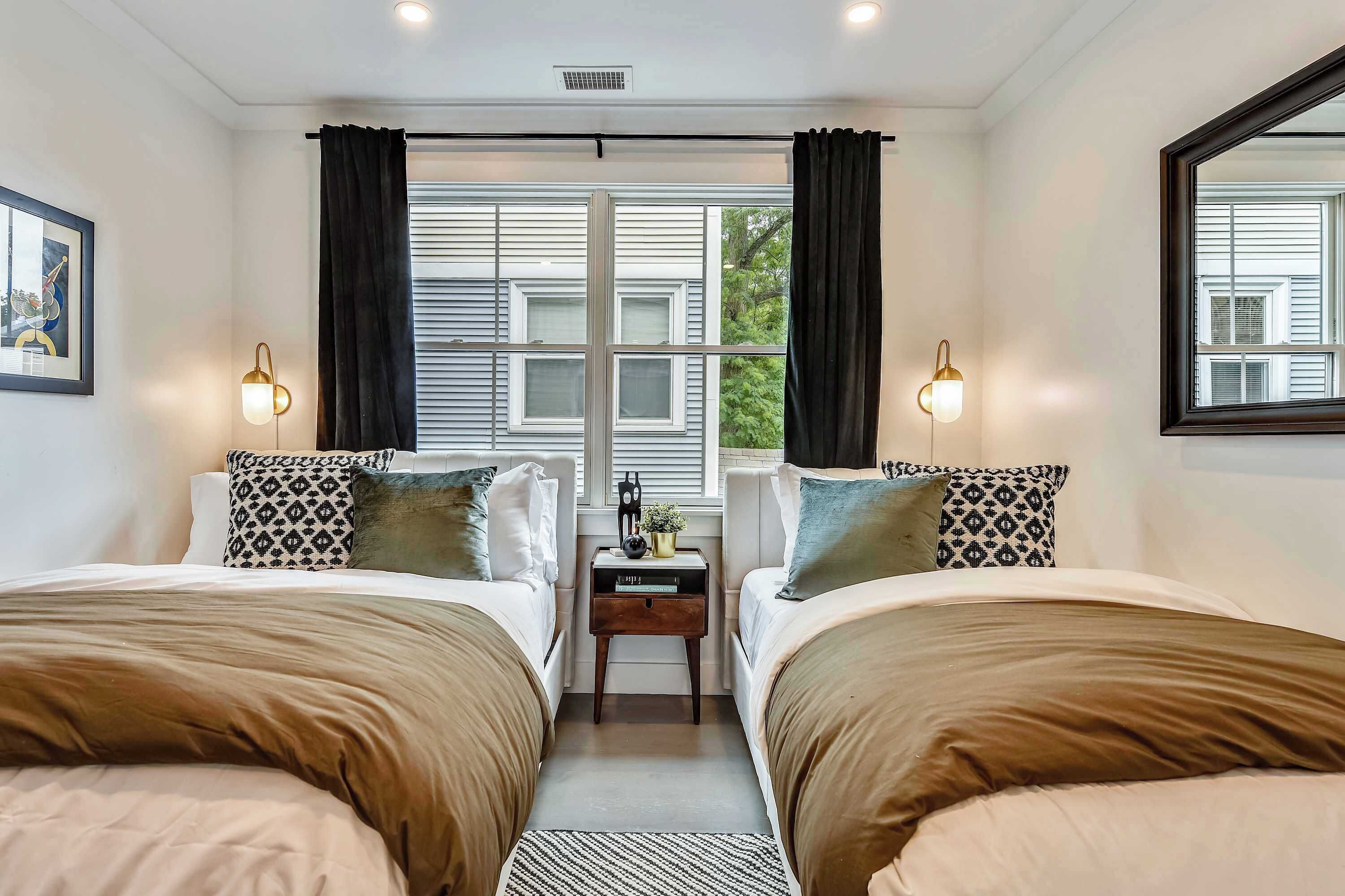 4 bedrooms, iron/ironing board, WiFi, bed sheets