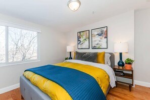 4 bedrooms, iron/ironing board, WiFi, bed sheets - Tasteful & Luminous Refuge | Near T (Boston)