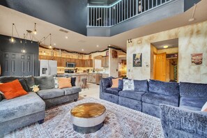 TV, foosball, books - Galactic 7-Bedroom Villa 3 Miles to Disney Star Wars Galaxy Edge (Kissimmee)