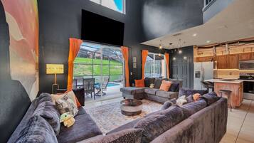 Fernseher, Tischfußball, Bücher