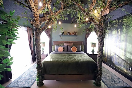 6 bedrooms, desk, iron/ironing board, travel cot. Enchanted Villa with Lake View 6-Bedroom in Resort