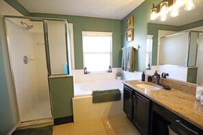 Dusj, hårføner, håndklær og sjampo