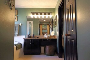 Shower, hair dryer, towels, shampoo - Enchanted Villa with Lake View 6-Bedroom in Resort 9 miles to Disney World 15 miles to the Wizarding World of Harry Potter (Kissimmee)