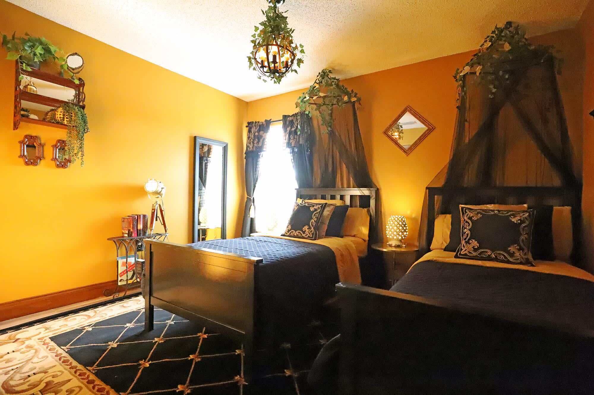 6 bedrooms, desk, iron/ironing board, travel crib