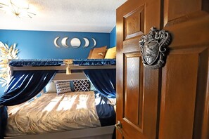 6 soverom, skrivebord, strykejern/-brett og reiseseng for barn