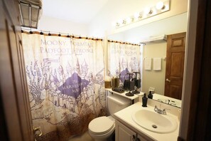 Shower, hair dryer, towels, shampoo - Magical 5-Bedroom Villa Near Universal's Wizarding World (Kissimmee)