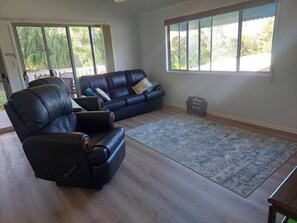 Télévision, livres, espaces bureaux