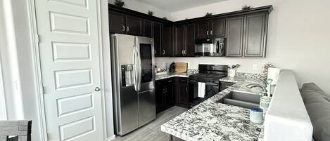 Micro-ondas, fogão, cooktop, lava-louças