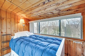 3 bedrooms, desk, iron/ironing board, travel cot - Mountain Resort Condo with King Bed Suite (Campton)