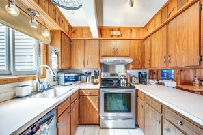 Fridge, microwave, stovetop, dishwasher - Mountain Resort Condo with King Bed Suite (Campton)