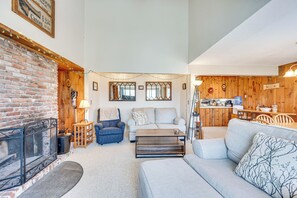 TV, fireplace, DVD player, books - Mountain Resort Condo with King Bed Suite (Campton)