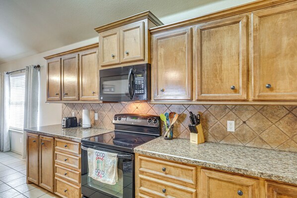 Fridge, microwave, stovetop, dishwasher